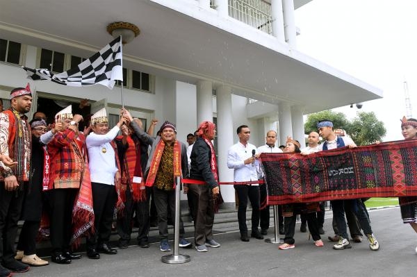 Lepas Ulos 1.000 Meter untuk Dibentangkan di Monas, Pj Gubernur Sumut Harapkan Hari Ulos Nasional Ditetapkan Pemerintah Pusat